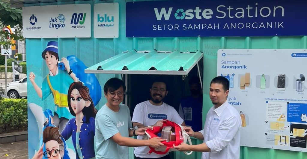 Peresmian Waste Station di area Dukuh Atas oleh Head of Marketing Communication BCA Digital Duardi Prihandiko, Co-Founder & CEO Rekosistem Ernest Christian Layman, dan Kepala Divisi Business Expansion MRT Jakarta Aditya Laksamana Sarwana